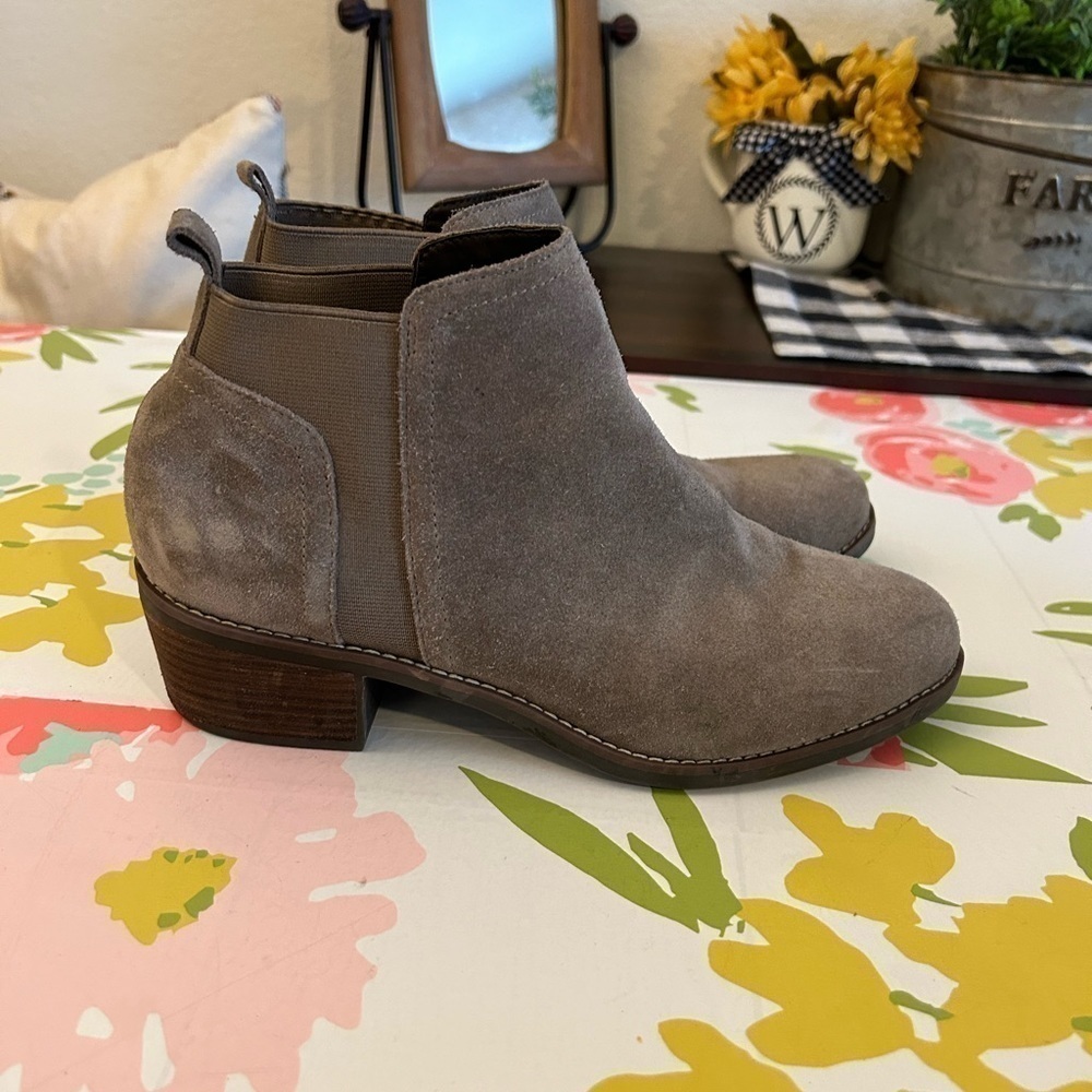Me Too woman's Taupe SuedeZarits size 8.5 leather upper ankle heeled boots